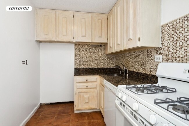 Photo - 3333 Henry Hudson Pkwy W