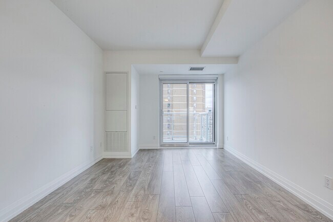 Photo - 286-2286 Main St