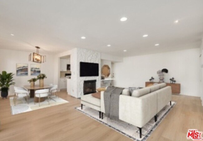 1262 S Barrington Ave Unit 204