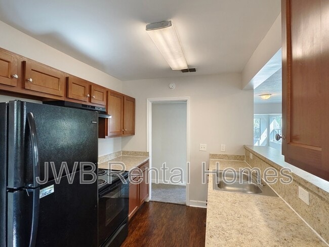 Photo - 616 E 61st St