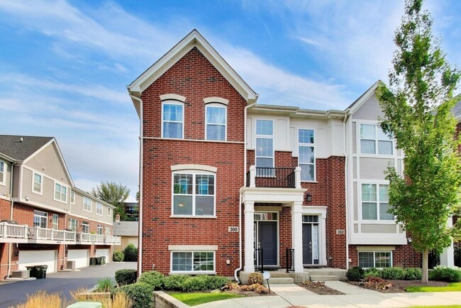 Building Photo - 300 Capulina Ct