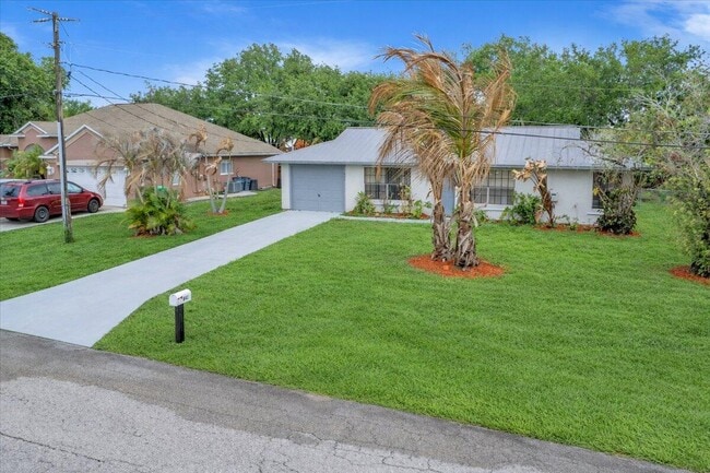 Photo - 841 NW Riverside Dr