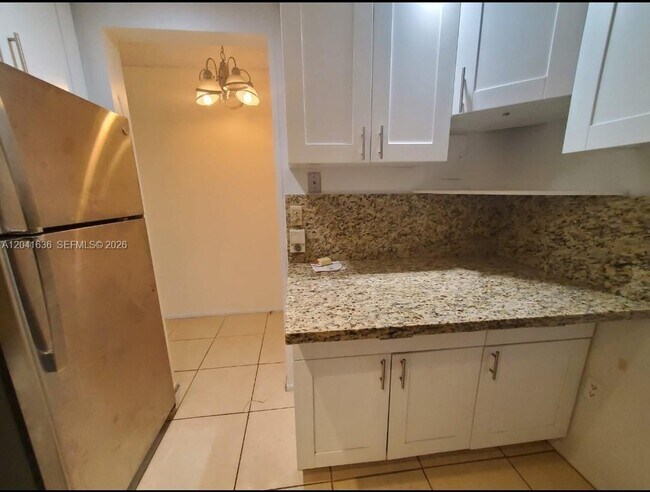 Photo - 920 NE 169th St Unidad 617