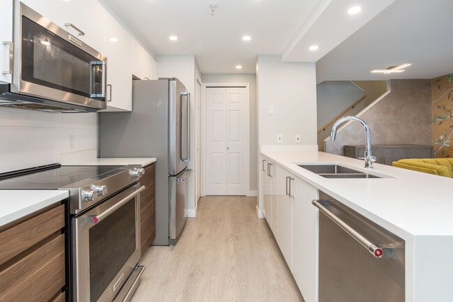 Photo - 311-1228 Marinaside Unité 311