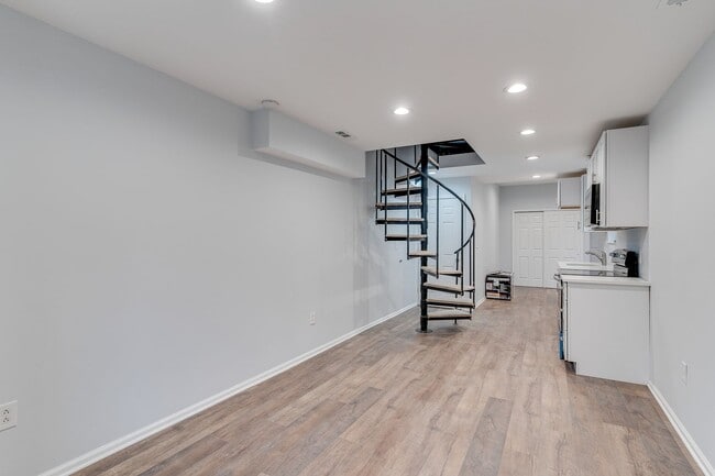 Building Photo - Newly Renovated Temple Apartment Unit C