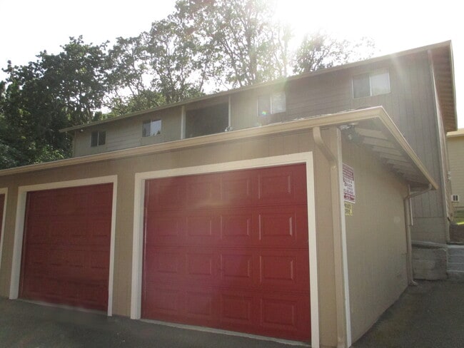Building Photo - Downstairs Two Bedroom Apartment with Garage Unit 3351