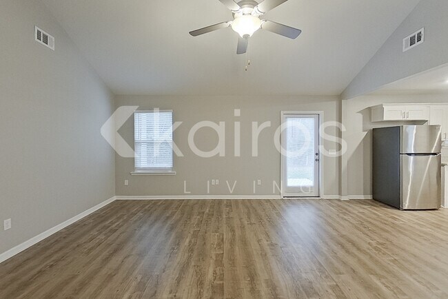 Photo - 136 Western Red Cedar Dr