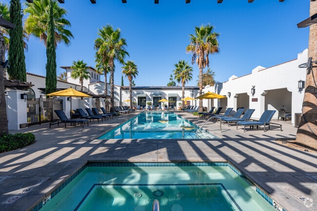 4914 Olive St - Piscina y spa inspirados en un resort - Paseos at Montclair North