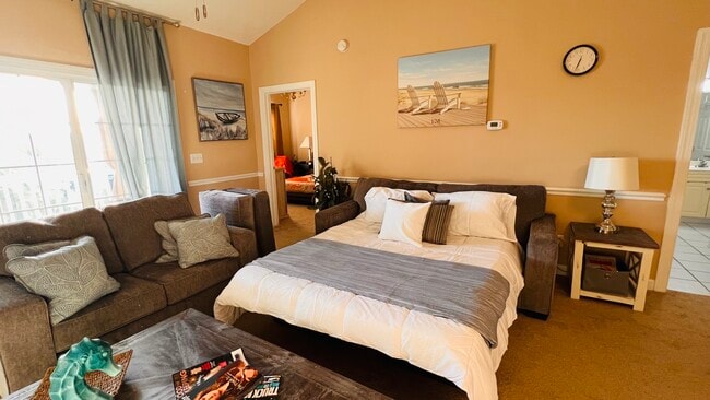 Queen sleeper sofa - 3973 Forsythia Ct Unit 303