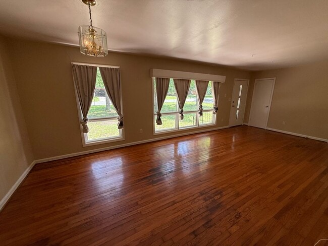 Photo - 17 Oxford Pl NW
