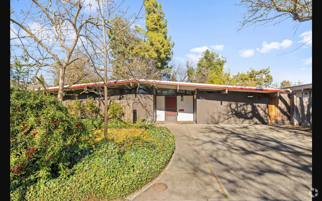 Building Photo - Sprawling 7 bedroom home available for sum...
