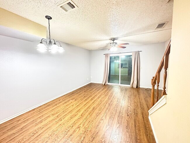 Photo - 734 W Collins St