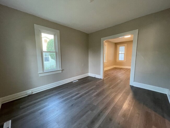 Completely Remodeled Lower 2 Bedroom Apart... - Completely Remodeled Lower 2 Bedroom Apart... Townhome