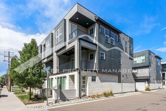 Photo - Fantastic Townhome with Central AC and 2 Car Garage!