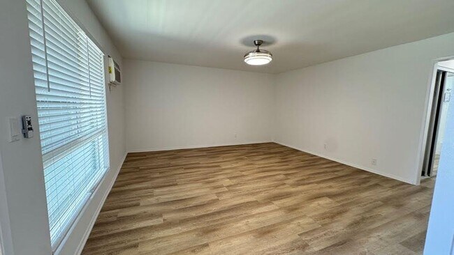 Photo - 20317 Saticoy St