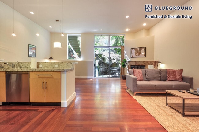 Photo - 696 De Haro St