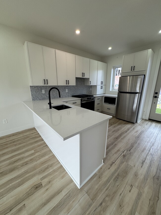 Building Photo - 717 W 9th Ave Unit 1