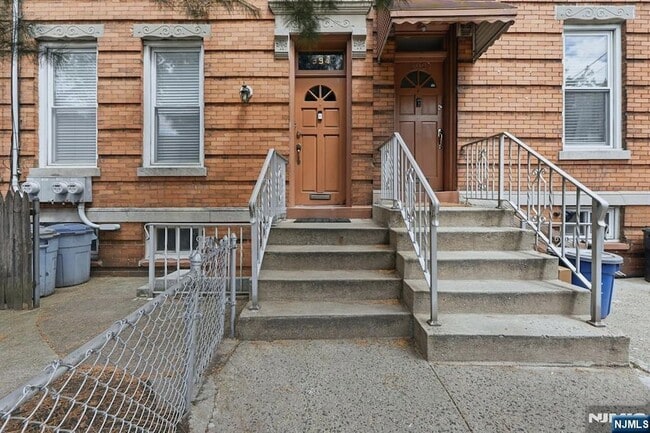 Building Photo - 394 Woodlawn Ave Unit 2