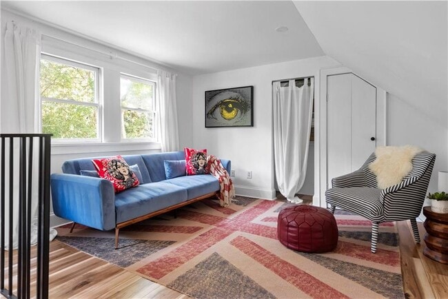 Photo - 720 Mollie St SE