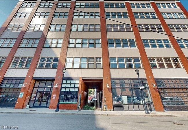 Building Photo - 1260 W 4th St Unit 204