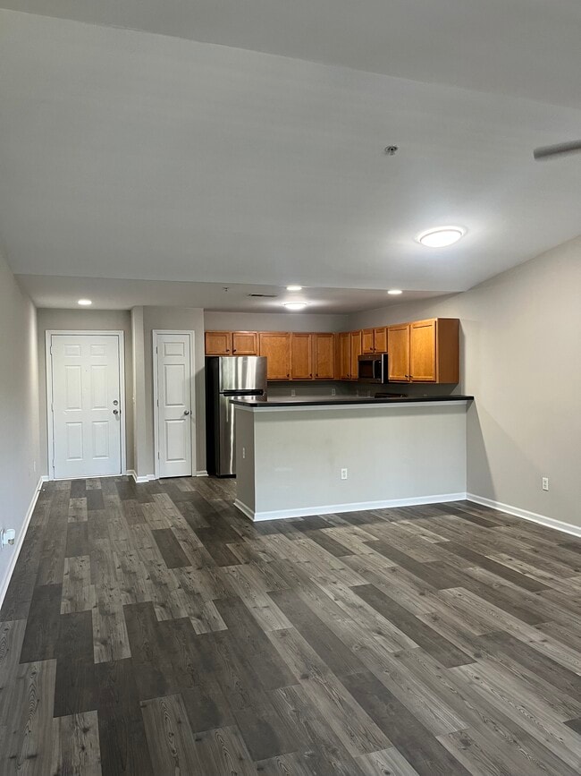 Building Photo - 3716 Cotswold Ave Unit V