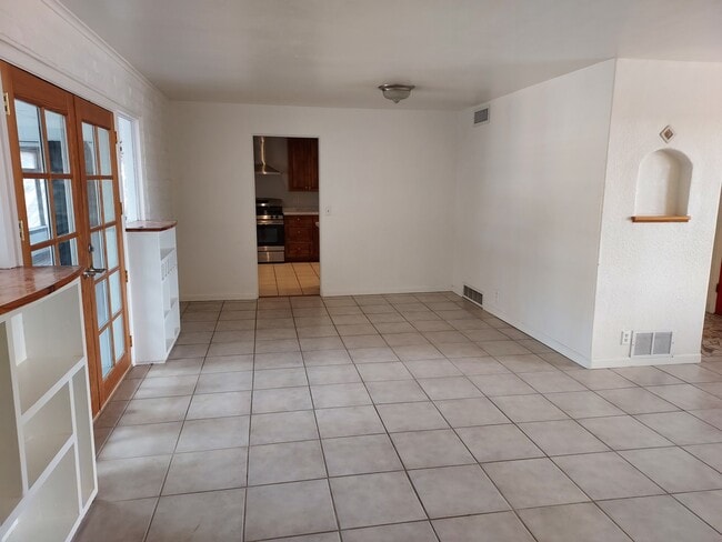 Comedor - 5917 E 4th St