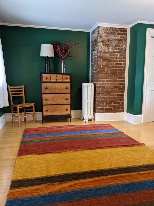 27 Howard St Unit Brick/ Green Room + Green Bath