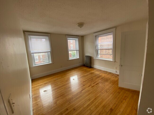 Building Photo - 10 Barrows St Unit 3 Rental