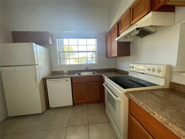 Building Photo - 640 Cypress Club Way Unit F12
