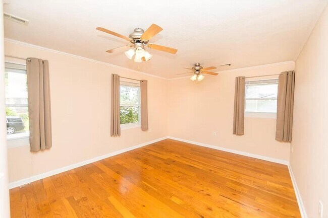 Photo - Garage & Yard