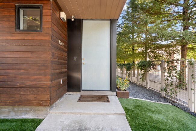 Photo - 2202 Whitney St