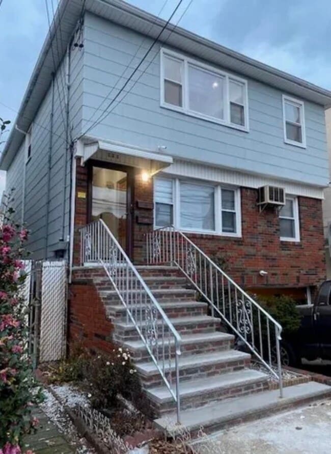 Building Photo - 121 Mallory Ave Unit 3