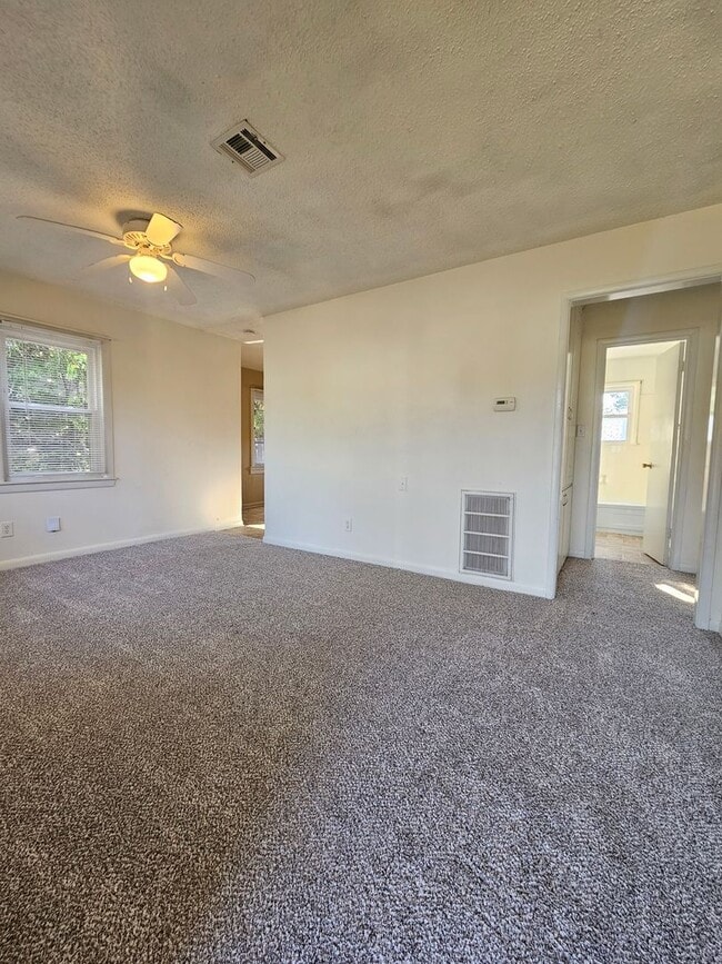 Photo - (2) Bed/(1) Bath Avail NOW!