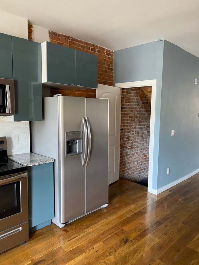 Photo - 884 Oak St