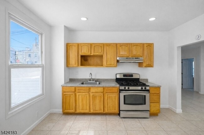 Building Photo - 793 E 19th St Unit 1