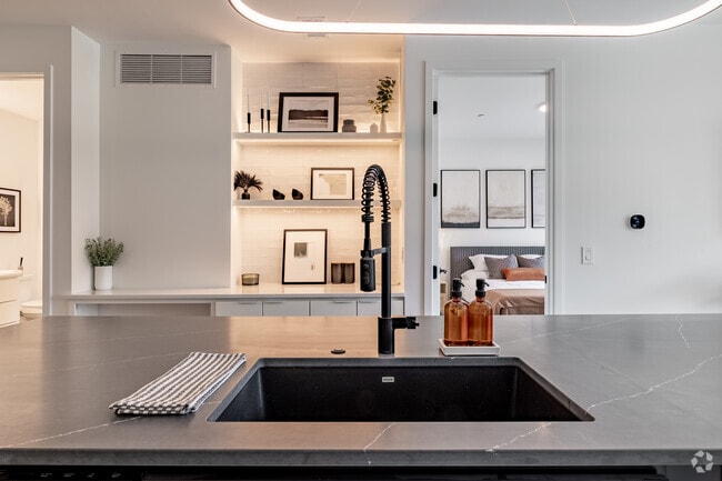 1BD, 1BA - 692-810SF
