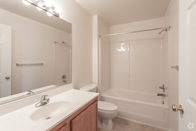 2BR, 2BA - 970 SF - Orchard Mills