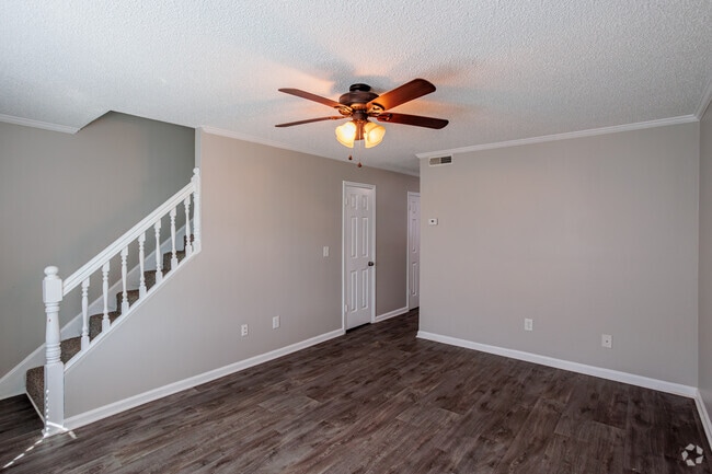 2BR, 1,5BA - 1100SF - Sala de estar - Woodland Manor Condominiums