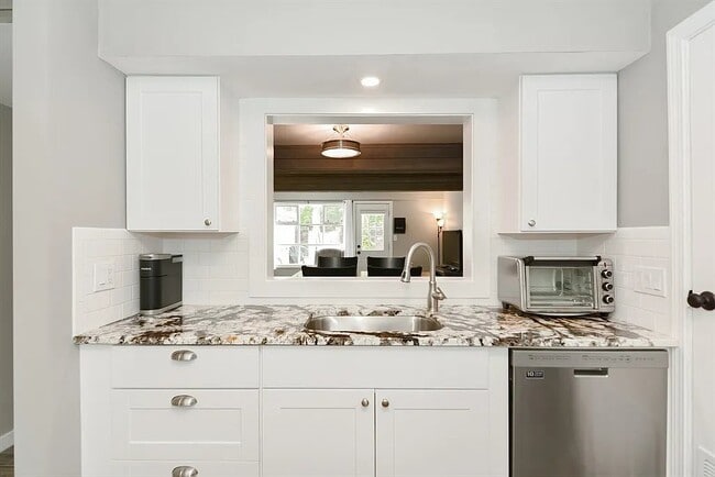 Photo - 202 Windsor Dr N