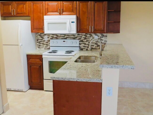 Building Photo - 861 SE 8th Ct Unit #4