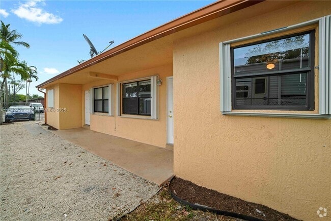 Building Photo - 817 NW 12th Ave Unit 2 Rental