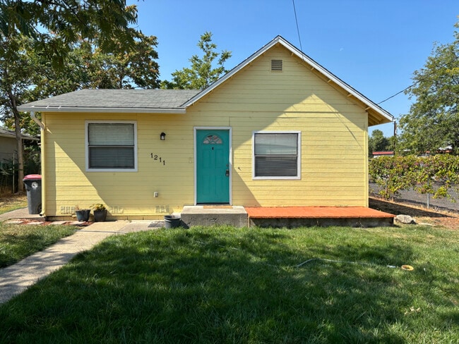 Building Photo - 1211 Niantic St Rental