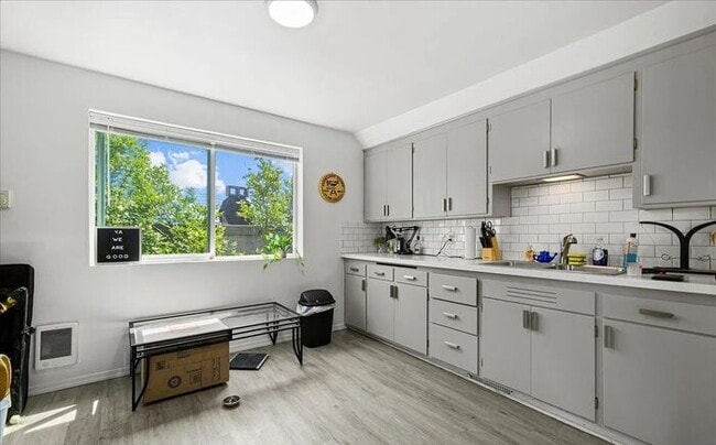 Photo - HALF OFF FIRST MONTH RENT! !! Nice 1 Bed, 1 Bath Upper Unit in Tacoma's Lincoln District