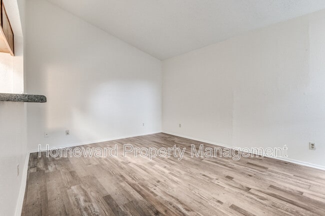 Photo - 3930 Portland St