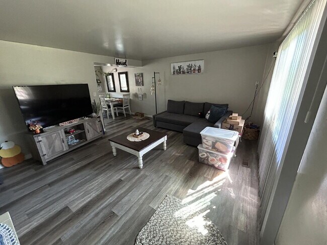 "Charming 2-Bed Oasis with 900 Sq Ft of Comfort in Washington Terrace!"