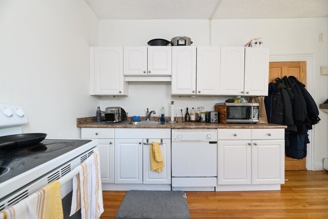 Building Photo - 402 Putnam Ave Unit 1