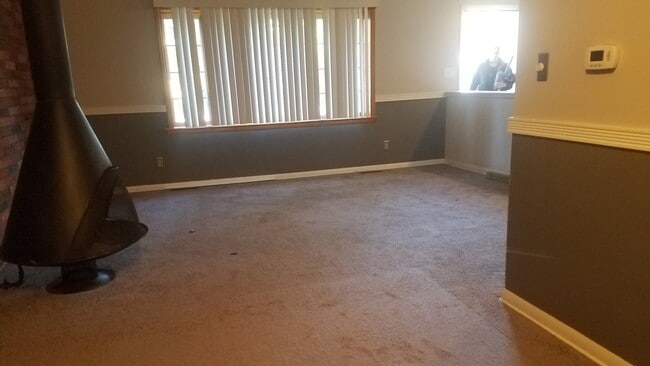 Photo - 619 Sussex Ln