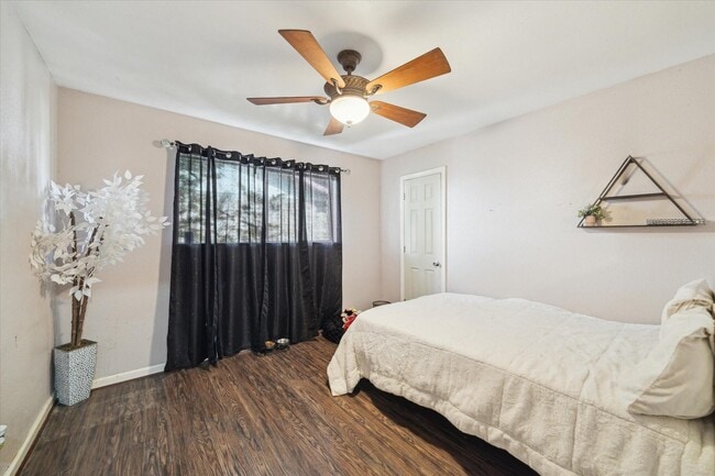 Building Photo - 5923 Pine Needle Ln