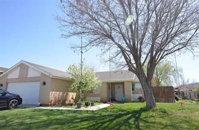 Building Photo - Private home, large lot!