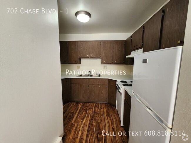 Building Photo - 1 bedroom/ 1 bath apartment in Sun Prairie... Unit 1